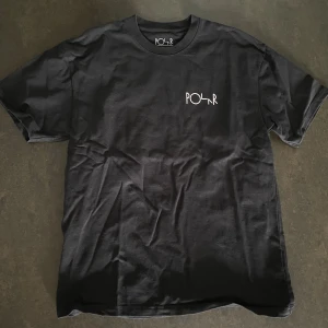 Svart t-shirt från Polar Skate Co - Svart t-shirt från Polar Skate Co köpt på Junkyard i väldigt bra skick. Storlek S