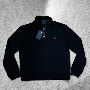 Ralph Lauren Halv Zip - Snygg och stilig oanvänd Ralph Lauren halv zip i svart. Storlek M, prislapp medföljer