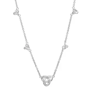 Silverhalsband med knut och hjärtan - Säljer detta snygga halsband i äkta silver, aldrig använd eftersom att jag har så många andra smycken. Kan tänka mig gå ner i pris vid snabb affär. 