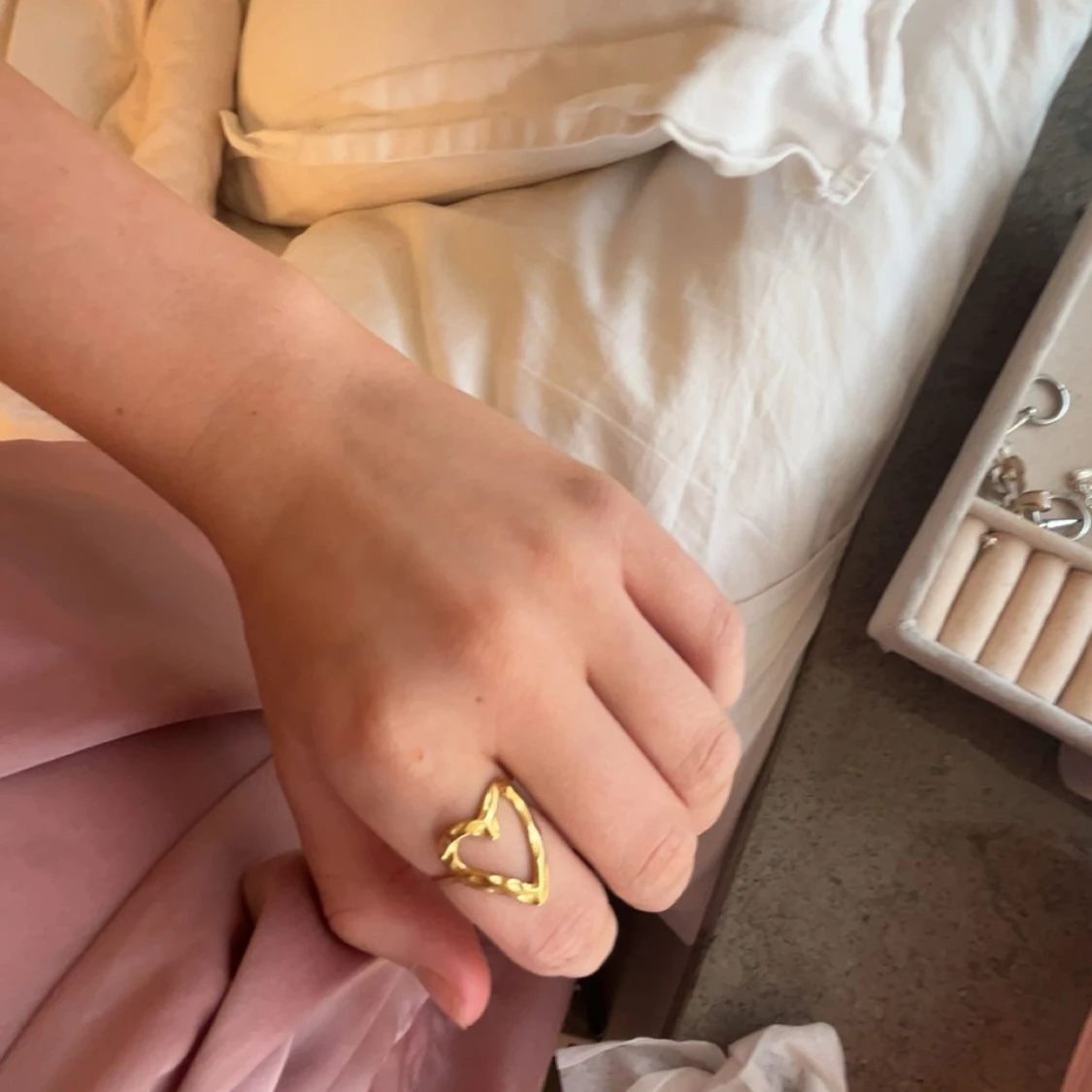 Guldig hjärtformad ring - 1