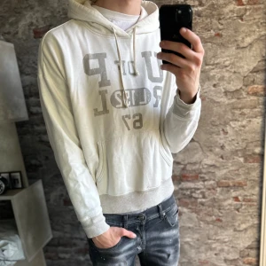 Ralph Lauren Hoodie -  Bra skick, några små fläckar som knappt syns men be om bild vid osäkerhet, annars toppskick. Storlek M, har en lite baggy passform. Passar dig som är mellan 175-185cm ungefär. Nypris ca 3000kr. Modellen är 185 cm, 79 kg. Passar bra nu till höst/vinter. Skriv för mer information!🤝