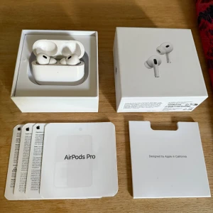 AirPods Pro 2 - AirPods Pro 2 – Helt nya & oöppnade Säljer ett par AirPods Pro 2 (andra generationen). ✔️ Fabriksförseglade – aldrig öppnade ✔️ Brusreducering & transparensläge ✔️ MagSafe-laddningsetui  Perfekt för dig som vill ha grymt ljud och smidig anslutning till Apple-enheter.  Kan skickas eller mötas upp beroende på vad som passar bäst.