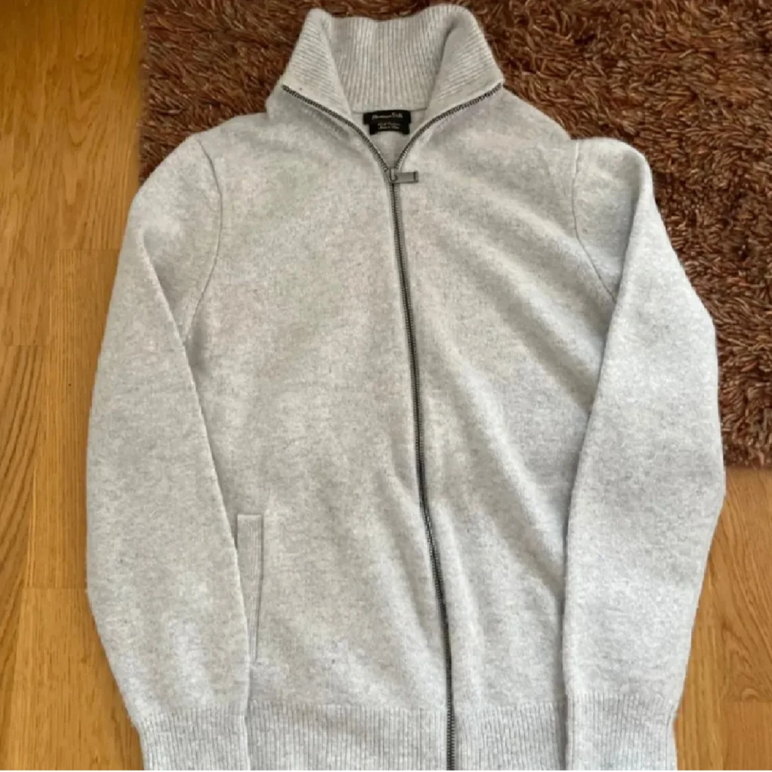 Ljusgrå kofta med dragkedja - 1