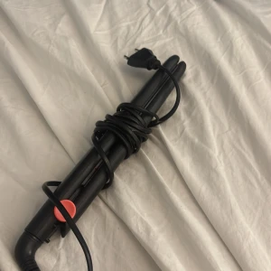 Remington Plattång - Remington plattång i svart med enkel on/off-knapp. Sladden är i gott skick och plattorna ser hela ut. Några mindre repor och normalt bruksslitage, men fungerar som den ska. Perfekt för att snabbt och smidigt styla håret hemma.