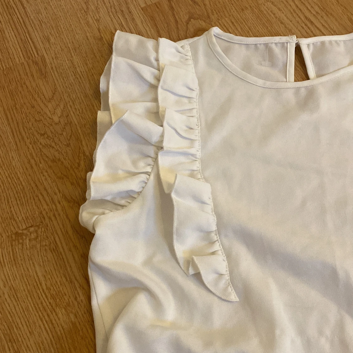 Vit blus med volangdetaljer - 2