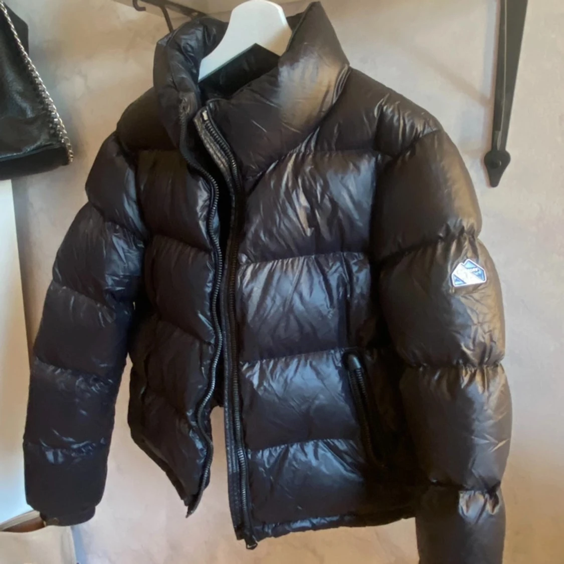 Svart glansig pufferjacka  - 1