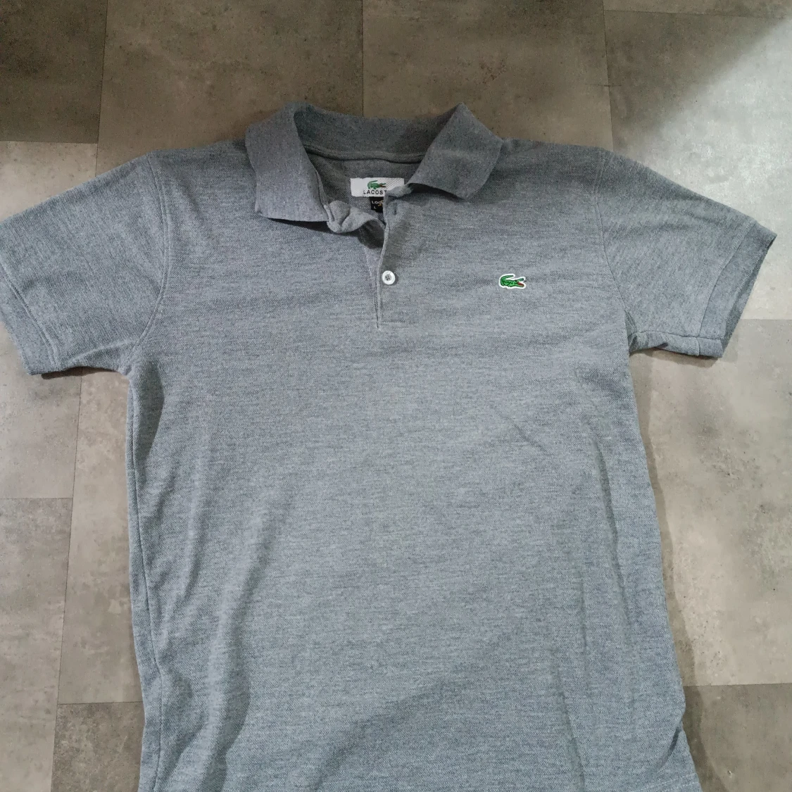 Grå pikétröja från Lacoste