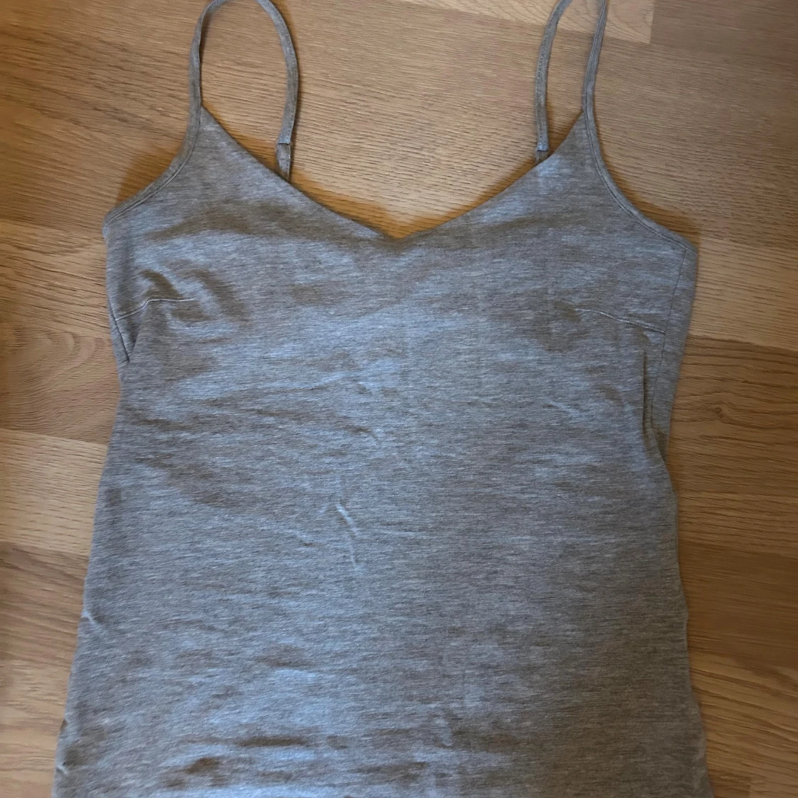 Grå linnetopp med smala axelband - 1