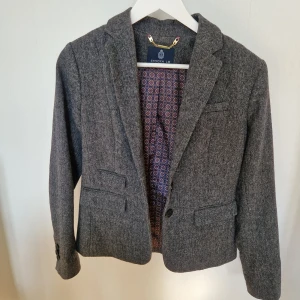 Grå kavaj - Superfin STOCKH LM kavaj som är i väldigt bra skick. Skriv om du har fråger eller vill se fler bilder🤗