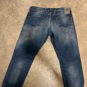 Blå Replay jeans anbass - Säljer mina anbass riktigt snygga,  ny pris 1700kr