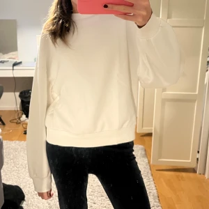 Vit sweatshirt  - Sweatshirt från gina i bra skick 