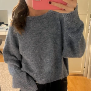 Blå stickad tröja Carin Wester - Fin stickad tröja, endast använd en gång