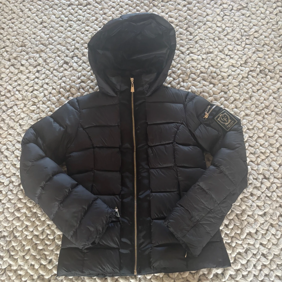 Svart dunjacka från Chiara Forthi