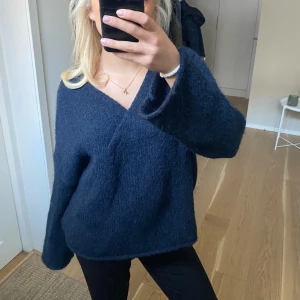 Mörkblå stickad tröja - Säljer denna supersnygga stickade tröjan från Kappahls ”kayday” kollektion i väldigt bra material!!🥰🥰 använd ett par gånger men fortfarande mycket bra kvalitet🫶🏼nypris runt 600kr men jag säljer för 270kr