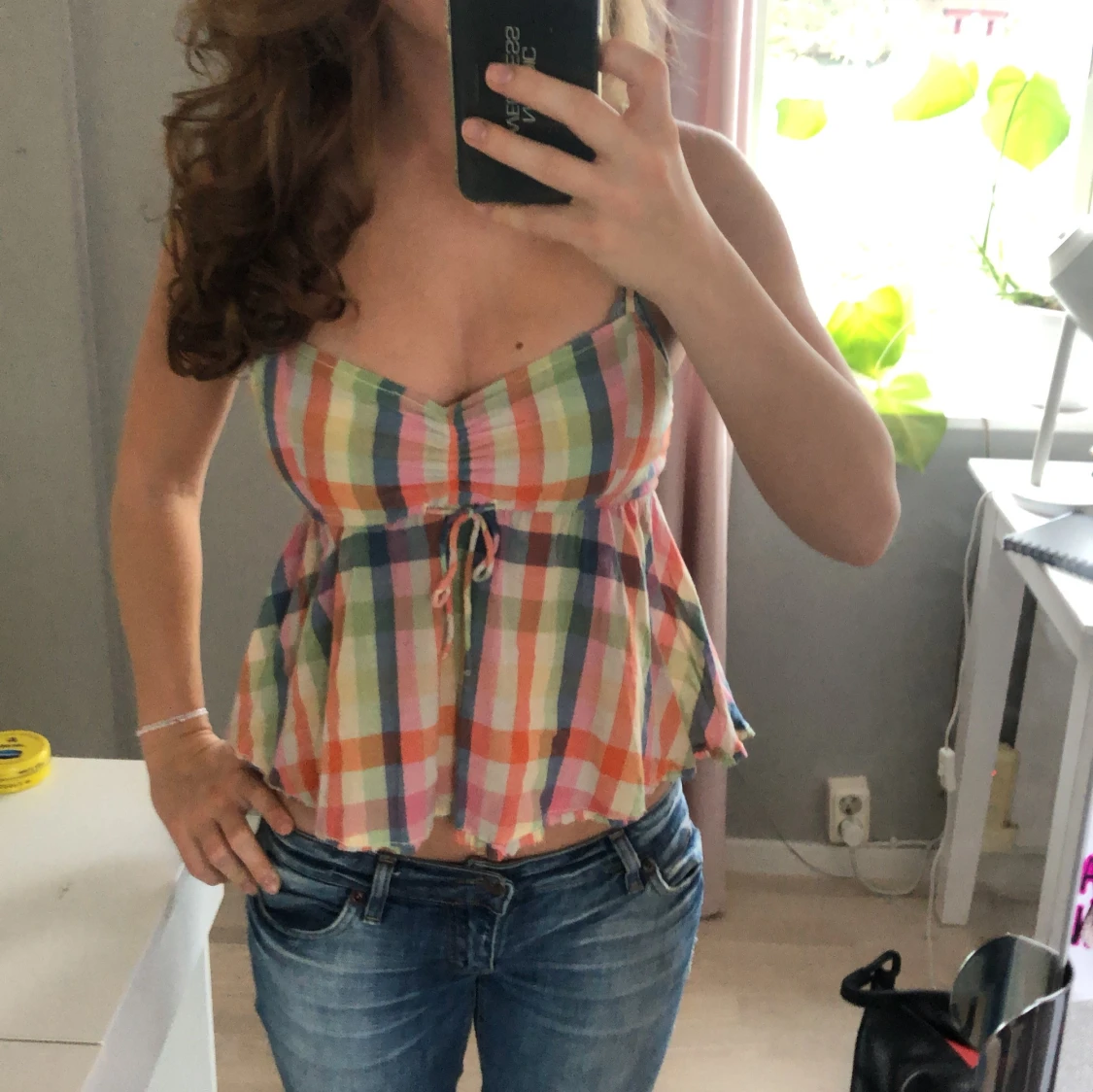 Färgglad rutig linnetopp med knyt