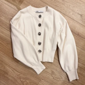 Vit kofta Zara - Superfin vit kofta från Zara med stora, dekorativa knappar i silver. 