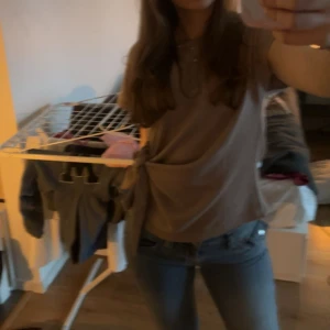 Beige t-shirt med knyt i sidan - Säljer en beige t-shirt från Zara med korta ärmar och snygg knytning i sidan. Väldigt bra skick