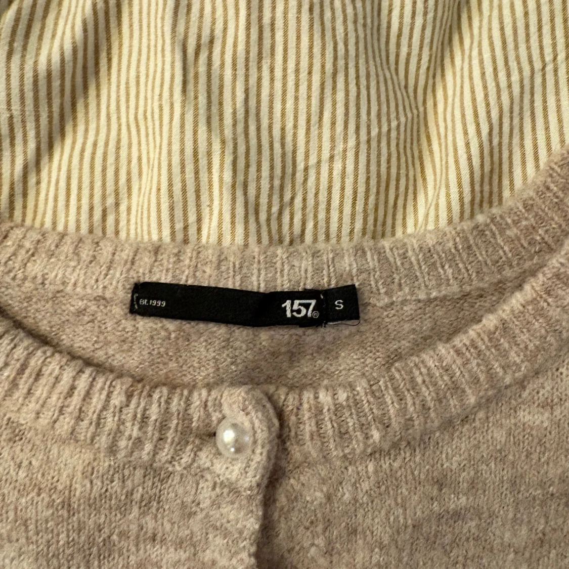 Beige kofta med pärlknappar från 157 - 1