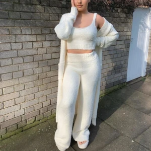 3 delars set - 3 delars set; topp, kofta och byxor. Passar perfekt till hösten och vinter.  I nytt skick. 