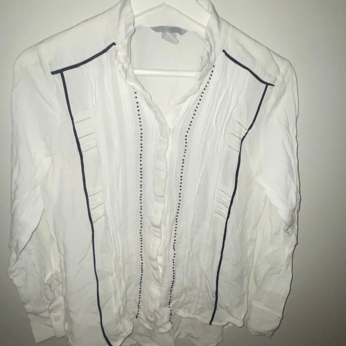 Vit skjorta med svarta detaljer H&M - 1