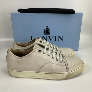Lanvin skor  - Hej! Säljer nu dessa sjukt snygga lanvin skor. Skorna är i toppskick! Har begränsat antal boxar och dustbag. Hör av dig vid frågor. 