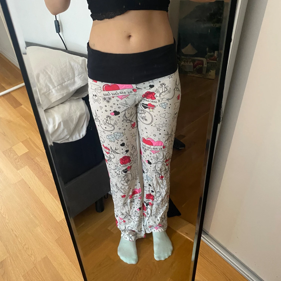 Mönstrade mjukisbyxor med hjärtan och rosor - 3