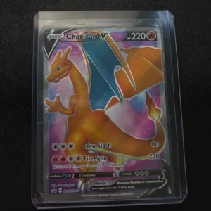Charizard V - Coolt Charizard V Pokémonkort med färgstark design och 220 HP! Perfekt för samlare och spelare som vill boosta sin lek med en av de mest ikoniska drakarna. Kortet är i skyddsplast och redo för både spel och display.