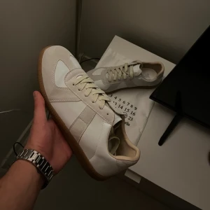 Vita Maison Margielas - Säljer helt fräscha gats som är nästintill oanvända. Säljer dem på grund av att de vart för stora för mig. Priset är inte hugget i sten