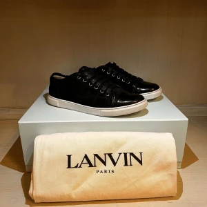 Lanvin  - Tjena nu säljer jag mina Lanvin skor. Jag säljer dessa skor för att dom har blivit försmå. Vid fler frågor kontakta mig mvh CH