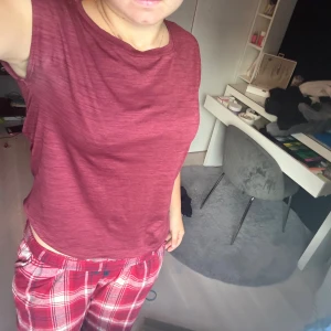 Mörkröd ärmlös topp i bomull - Säljer en enkel och snygg mörkröd topp i mjuk bomull. Modellen är ärmlös med rund halsringning och har en avslappnad passform. Perfekt att matcha med jeans eller shorts för en chill look.