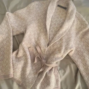  cardigan jacka med knytband - Använts fåtal tillfällen! Jättefin 