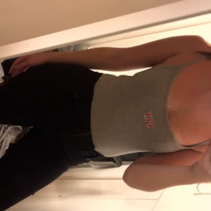 Grå body  - Säljer ett par svarta skinny jeans med hög midja. Sitter tight och har klassisk femficksdesign. Perfekta till en enkel topp eller hoodie för en clean look.