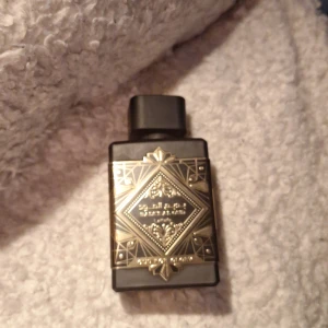 Lattafa badee al Oud Eau de Parfum - Säljer min lattafa badee al oud, 100ml och är köpt från autentisk affär 