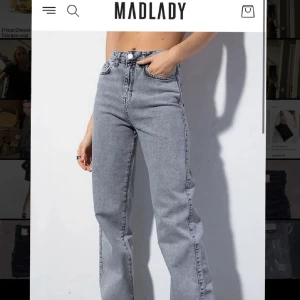 Grå raka jeans från Madlady - Säljer ett par grå jeans från Madlady med hög midja och raka ben. Jeansen har klassisk femficksdesign, knapp och dragkedja framtill. Snygg tvättad grå färg som passar till allt och ger en cool vibe. Perfekta för dig som gillar en avslappnad men trendig stil.