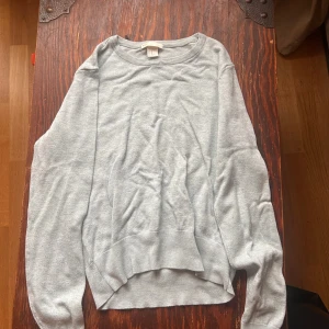 Ljusblå basic tröja XS - Enkel och stilren ljusblå tröja från H&M i storlek XS. Tröjan har rund halsringning, långa ärmar och ribbade muddar vid ärmslut och nederkant. Perfekt för lager-på-lager och chill vardagsstil.