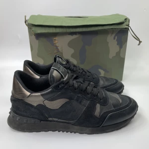 Valentino Rockrunner - Hej! Säljer nu dessa sjukt snygga valentino skor. Skorna är i toppskick! Har begränsat antal boxar och dustbag. Hör av dig vid frågor. 40 passar 41