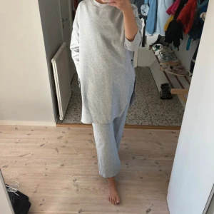 Grått set, Dr Denim - Superskönt sett från Dr Denim. Byxan är i storlek S och tröjan är i storlek M. För mått, se bilder. Mycket bra skick.