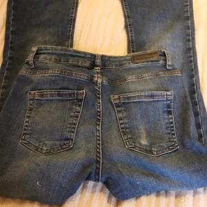 Bootcut lowwaist jeans i blå och grå från only - Jeans från only som jag har i både blått o grått 100kr/st