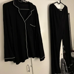 Svart pyjamas | Ellos | helt ny! - Helt ny pyjamas! Endast tvättad. Ej förhandlingsbar tyvärr! ☺️  Fick den i present men i fel storlek, dock är den verkligen skön att ha på sig. Den är tyvärr alldeles för stor på mig.  Tröjan passar fint på mig som är S-M i storlek då den är lite oversized. Byxorna är alldeles för stora. Den har resårband. Etikett/tvättlappen är av   Nypris:549kr Säljs för:450kr  Material: 95% Viskos, 5% Elastan Tvättråd: Maskintvätt 40°