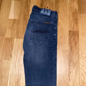 Svarta jeans från Nudie Jeans W26 L32 - Snygga svarta jeans från nudie jeans.👍Normal passform, skick 8/10!🤗Storlek W26 L32. Hör av er vid frågor!☺️