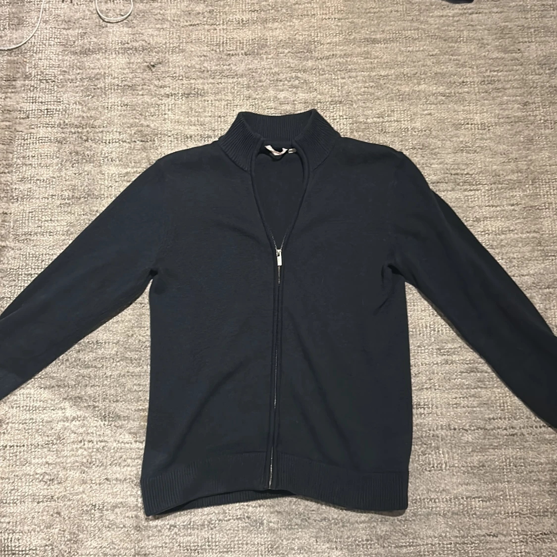 Marin blå kofta med dragkedja från Dobber!