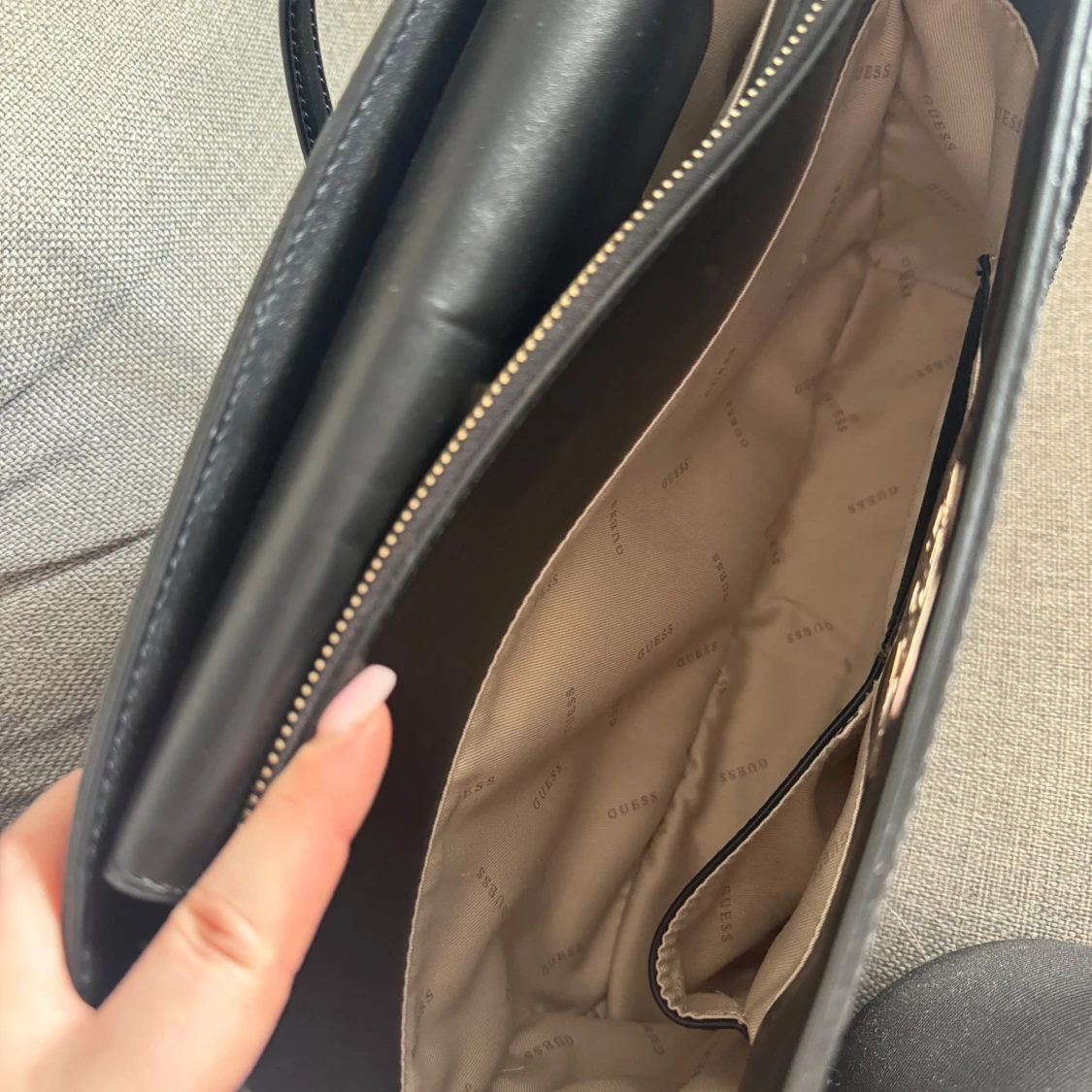 Svart axelväska från Guess med monogram - 2