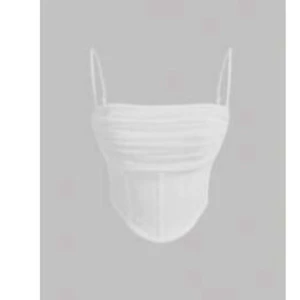 Vit bandeau korsett-topp - Snygg vit bandeau korsett-topp med smala axelband och lätt rynkade detaljer framtill. Toppen har en figurnära passform och är perfekt för att skapa en trendig look. Passar till både jeans och kjol för en cool stil.