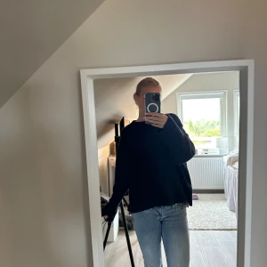 Mörkblå stickad tröja  - Säljer en mörkblå tröja från Gina tricot, säljer den då jag inte använder den.