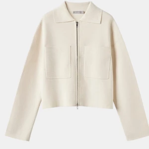 Vit stickad tröja - Vit stickad tröja från Åhléns egna märke! Använd enstaka gånger så i mycket bra skick🫶🏻 Skriv för bilder på