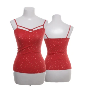 Röd prickig linnetopp från Tally Weijl - Snygg röd linnetopp från Tally Weijl med vita prickar och tunna axelband. Toppen har en cool detalj med dubbla band framtill som korsar över bröstet. Perfekt för dig som gillar färg och mönster. Mjuk och stretchig känsla.