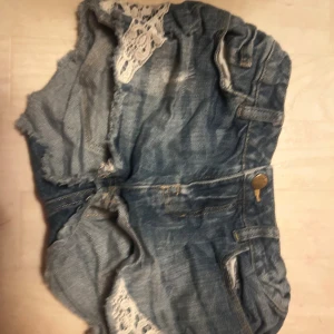 Blåa korta shorts  - Snygga shorts ser bättre ut i verkligheten. Man kan göra dom bredare i midjan 