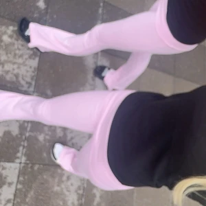 rosa mjukisbyxor - Bootcut mjukisbyxor i rosa. Säljer då jag har för många. I bra skick använda sparsamt. Stora i storleken, passar även xs. Endast lite slitna nertill med tanke på att dom är för långa för mig.