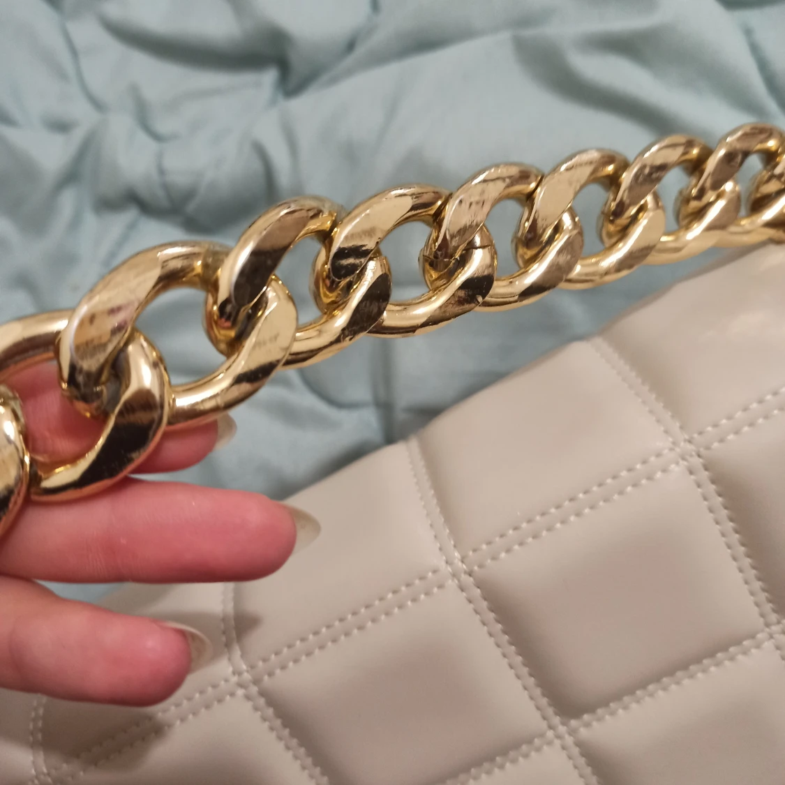 Beige quiltad axelväska med guldkedja - 2