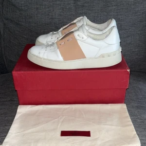 Valentino - Snygga Valentino Garavani Open sneakers i rosa I storlek 36. De är I mycket bra skick, låda samt dustbag medföljer. Hör av dig vid frågor!